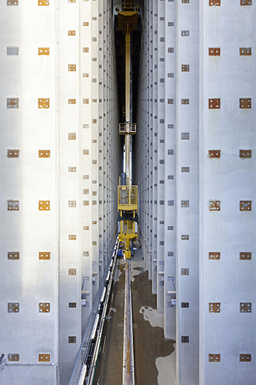 Innenansicht des 25 Meter hohen Hochregallagers: Die Lagerwände wurden in Gleitbauweise in drei Abschnitten betoniert. (Copyright: pbr Planungsbüro Rohling AG, Axel Hartmann)